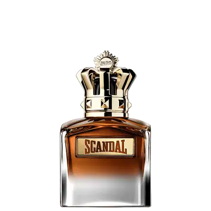Frasco de perfume Jean Paul Gaultier Scandal Elixir for Him, com formato de coroa dourada e corpo de vidro âmbar. Rótulo em destaque com o nome da fragrância em letras douradas.