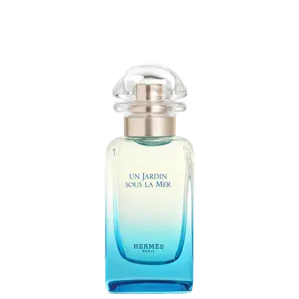 Frasco de perfume Hermès com design elegante e moderno, em tons de azul e branco, com rótulo destacando o nome "Un Jardin Sous La Mer". O frasco possui tampa arredondada e corpo cilíndrico, transmitindo uma imagem sofisticada e refinada da marca.