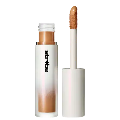 Frasco do bronzer líquido M·A·C Strobe Bronze, de cor branca e laranja com aplicador. O rótulo exibe o texto "Strobe" em preto.