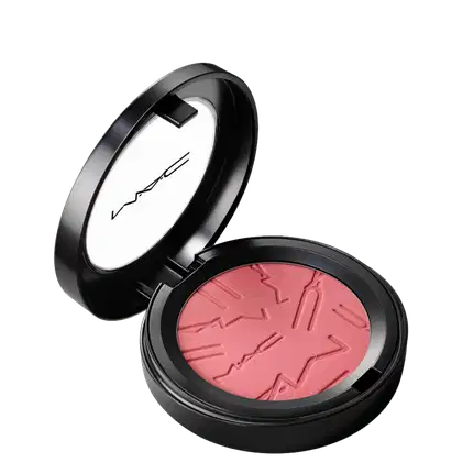 Compacto de blush em tom coral, com embalagem preta e logotipo da marca em destaque. O produto apresenta textura aveludada e acabamento fosco, com design minimalista e elegante.