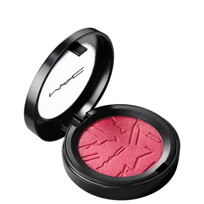 Compacto de blush vermelho-cereja da marca MAC, em embalagem preta redonda com logotipo branco. Produto com textura aveludada e acabamento brilhante, apresentado em formato compacto e portátil.