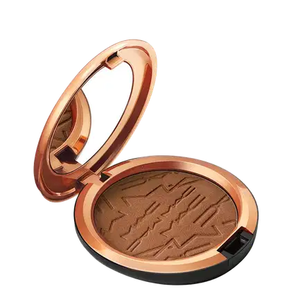 Pó bronzeador compacto em embalagem redonda de metal com acabamento dourado, contendo textura e padrão gravado na superfície do produto.