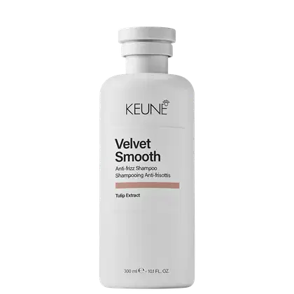 Frasco branco de 300 ml da linha Velvet Smooth da Keune, um shampoo anti-frizz com extrato de tulipa. O rótulo apresenta o nome da marca e do produto em letras pretas.