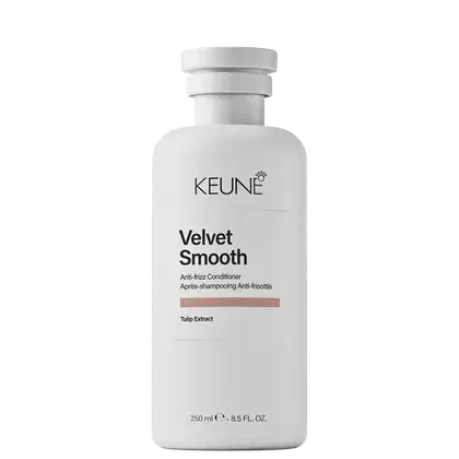 Frasco branco de condicionador anti-frizz da linha Velvet Smooth da Keune, com rótulo preto destacando o nome do produto e o extrato de tulipa como ingrediente.