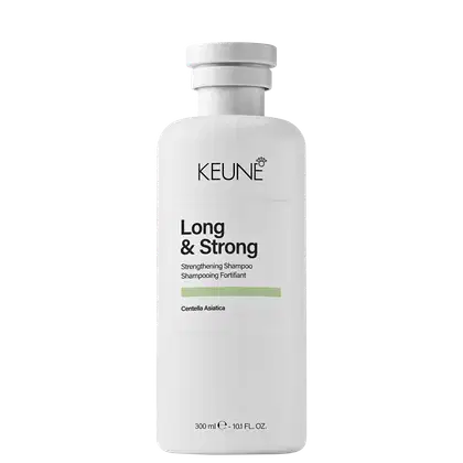 Frasco branco da linha Long & Strong da Keune, com rótulo preto e verde, contendo shampoo fortificante com centella asiática, com capacidade de 300 ml.