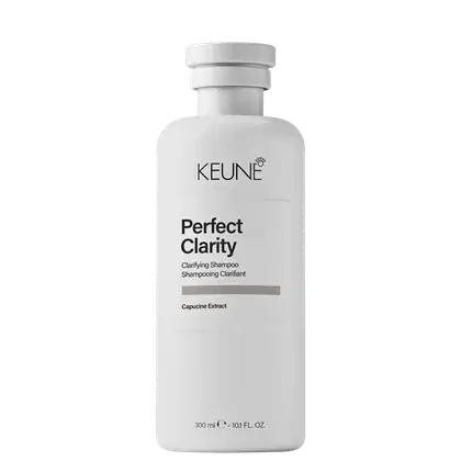 Frasco branco da linha Keune Perfect Clarity, um xampu clarificante com extrato de capucina, apresentado em embalagem cilíndrica com tampa rosqueável e rótulo preto com o nome do produto.