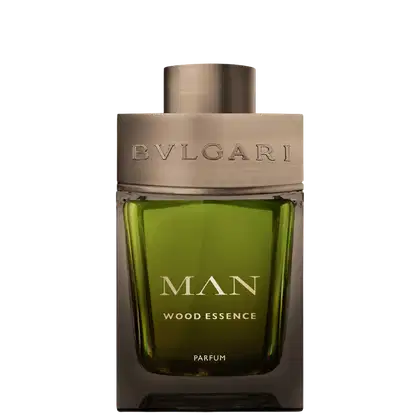 Frasco de perfume da marca Bvlgari, com formato cilíndrico verde, tampa metálica e rótulo com texto "MAN WOOD ESSENCE PARFUM" em letras douradas.
