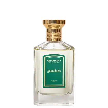 Frasco de perfume Granado Amazonico com design elegante em vidro transparente e tampa dourada. Rótulo verde com texto em dourado destaca o nome do produto e sua origem amazônica.