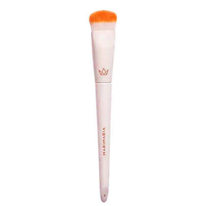 Pincel de maquiagem branco com cerdas laranja, com logotipo da marca impresso no corpo do pincel. O pincel possui um formato cilíndrico e uma ponta arredondada