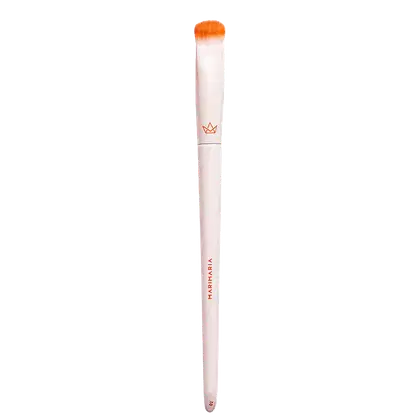 Pincel de maquiagem branco com ponta alaranjada e logotipo da marca impresso. O pincel possui um design simples e elegante, com um cabo longo e delgado.