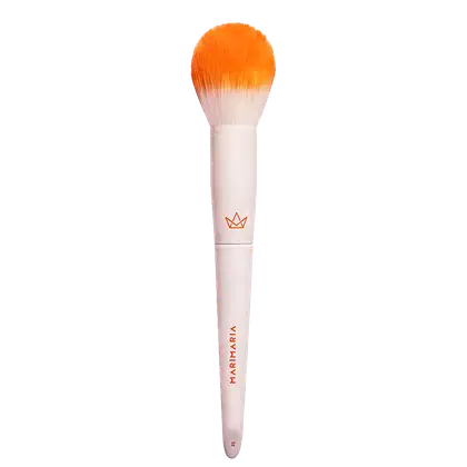 Pincel de maquiagem de haste branca com cerdas laranja, com logotipo da marca impresso na haste.