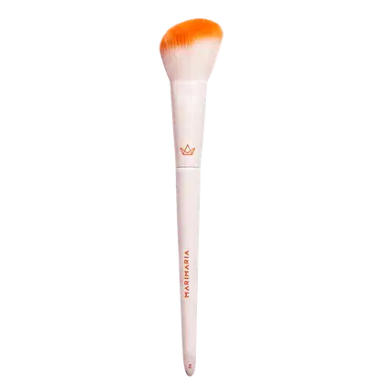 Pincel de maquiagem branco com cerdas laranja, com logotipo da marca impresso no cabo. O pincel possui um formato cônico e parece ser destinado a aplicação de produtos de beleza.