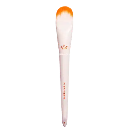 Pincel de maquiagem branco e laranja com logotipo da marca "Marimar" impresso. O pincel possui formato cônico e ponta arredondada