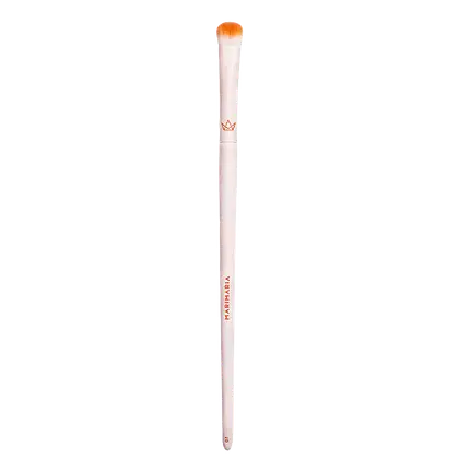 Pincel de maquiagem branco com cabo longo e ponta arredondada, com logotipo da marca "Marimar" impresso em laranja.
