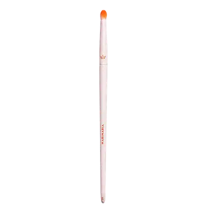Pincel de maquiagem branco com ponta alaranjada e logotipo da marca "Marimar" impresso no corpo. O pincel possui um design elegante e minimalista, adequado para aplicação de produtos cosméticos.