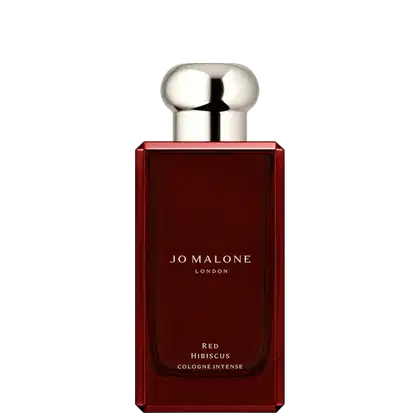 Frascovermelho escuro com tampa dourada em formato arredondado. Rótulo em fundo vermelho escuro com texto "Jo Malone London" e "Red Hibiscus Cologne Intense" em letras douradas.