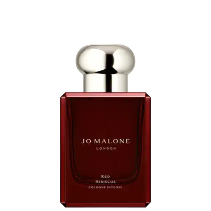 Frascovermelho escuro com tampa dourada em formato arredondado. Rótulo em fundo vermelho escuro com texto "Jo Malone London" e "Red Hibiscus Cologne Intense" em letras douradas.