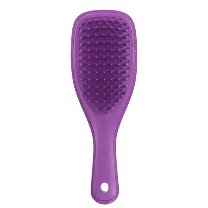 Escova de cabelo Tangle Teezer de cor roxa, com design ergonômico e cerdas flexíveis para desembaraçar os fios suavemente.