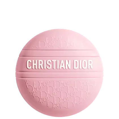 Baume Dior D-Line Le Baume Limited Edition em formato esférico, com textura e padrão gravados na superfície. O texto "CHRISTIAN DIOR" está destacado em branco na parte frontal do produto.