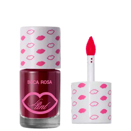 Embalagem cilíndrica branca com estampa de lábios rosa, contendo um aplicador vermelho.