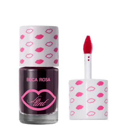 Embalagem cilíndrica branca com estampa de lábios rosa, contendo um aplicador vermelho.