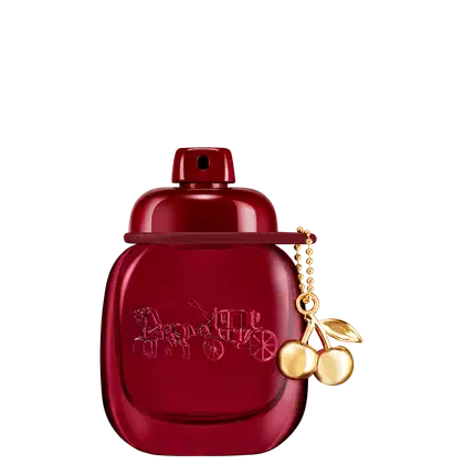 Frasco de perfume Coach de cor vermelha escura com tampa e pingente dourado em formato de cereja. Embalagem com gravação em relevo do logotipo da marca.