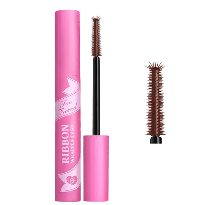 Embalagem rosa com logotipo da marca Too Faced, contendo produto chamado Ribbon Wrapped Lash Mascara