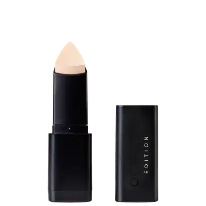 Corretivo em Bastão Océane Concealer Stick. Possui tampa preta e corpo cilíndrico preto liso. Na embalagem, há o texto "EDITION" em letras brancas.