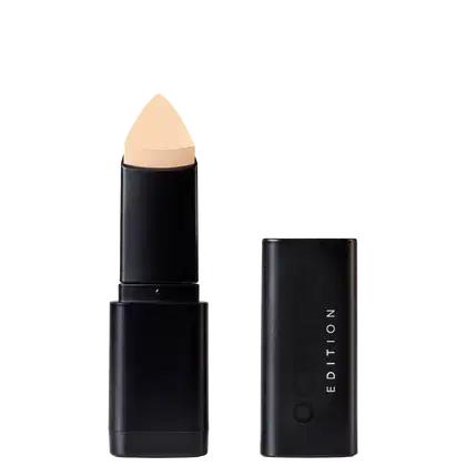 Corretivo em Bastão Océane Concealer Stick. Possui tampa preta e corpo cilíndrico preto liso. Na embalagem, há o texto "EDITION" em letras brancas.