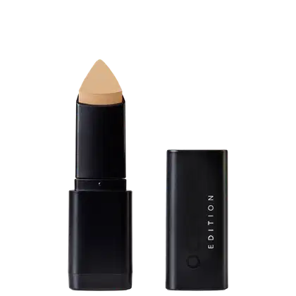 Corretivo em Bastão Océane Concealer Stick. Possui tampa preta e corpo cilíndrico preto liso. Na embalagem, há o texto "EDITION" em letras brancas.