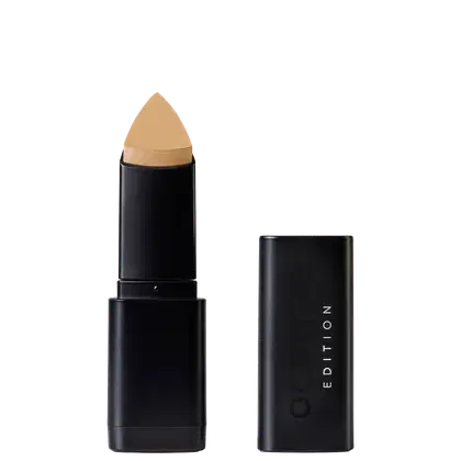 Corretivo em Bastão Océane Concealer Stick. Possui tampa preta e corpo cilíndrico preto liso. Na embalagem, há o texto "EDITION" em letras brancas.