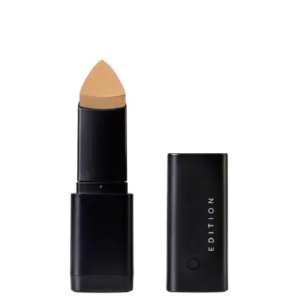 Corretivo em Bastão Océane Concealer Stick. Possui tampa preta e corpo cilíndrico preto liso. Na embalagem, há o texto "EDITION" em letras brancas.