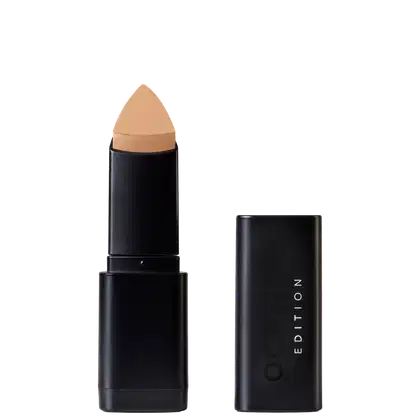 Corretivo em Bastão Océane Concealer Stick. Possui tampa preta e corpo cilíndrico preto liso. Na embalagem, há o texto "EDITION" em letras brancas.