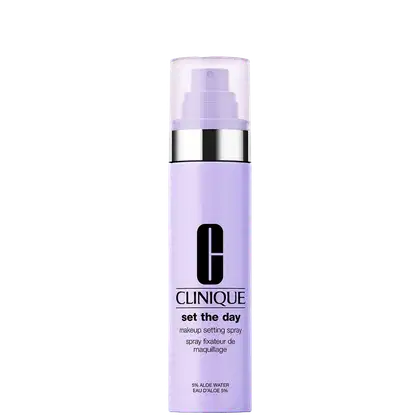 Frasco de spray fixador de maquiagem da marca Clinique, na cor lilás, com rótulo preto e branco exibindo o nome "Set the Day" e informações sobre o produto.