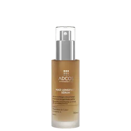 Frasco de vidro transparente com tampa de metal prata contendo um sérum de beleza da marca Adcos. O rótulo exibe o nome "NAD LONGEVITY SÉRUM" em letras brancas sobre fundo dourado.