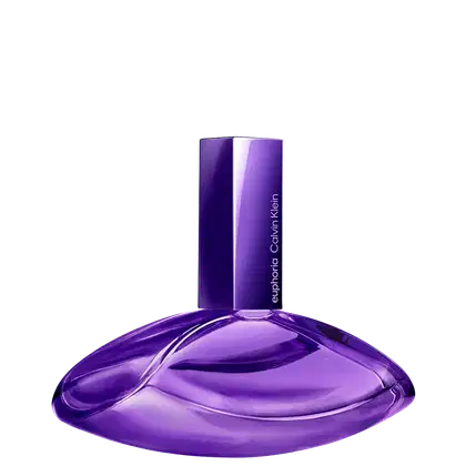 Frasco de item de perfumaria de cor violeta brilhante, com formato ovalado e tampa retangular. Rótulo com o texto "euphoria Calvin Klein" em letras brancas.