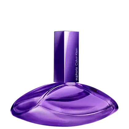 Frasco de item de perfumaria de cor violeta brilhante, com formato ovalado e tampa retangular. Rótulo com o texto "euphoria Calvin Klein" em letras brancas.