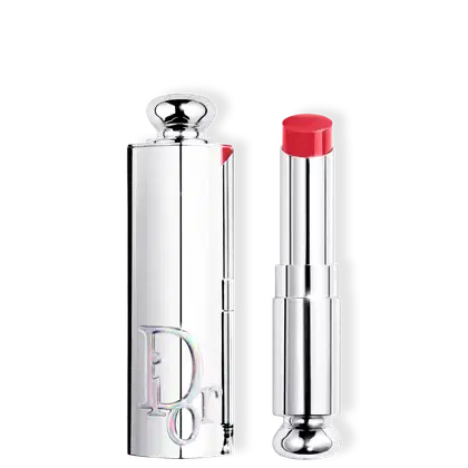 Batom em embalagem prateada com logotipo da marca Dior marcada na tampa.