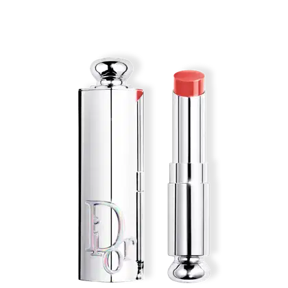 Batom em embalagem prateada com logotipo da marca Dior marcada na tampa.