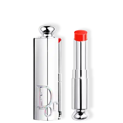 Batom em embalagem prateada com logotipo da marca Dior marcada na tampa.