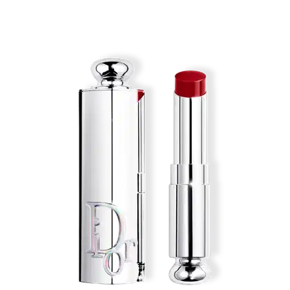 Batom em embalagem prateada com logotipo da marca Dior marcada na tampa.