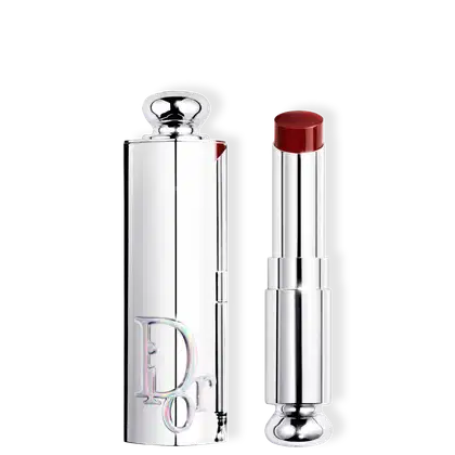Batom em embalagem prateada com logotipo da marca Dior marcada na tampa.