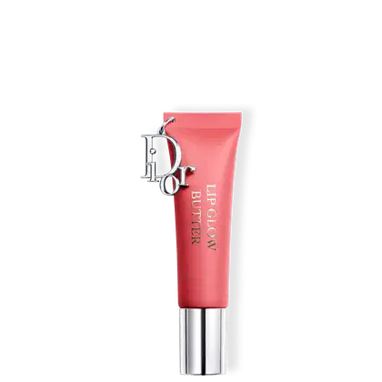 Tubo de Dior Lip Glow Butter da marca Dior com logotipo prateado em relevo, apresentado em fundo prateado e detalhe de pingente.