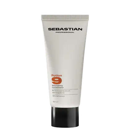 Frasco branco com rótulo preto da marca Sebastian Professional, contendo condicionador da linha Potion 9 para cabelos nutridos e maleáveis.