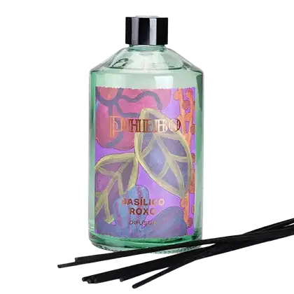 Frasco de vidro verde-claro com rótulo roxo e amarelo, contendo item de perfumaria da marca Phebo, com texto "Basilico Roxo" e "Difusor" visíveis.