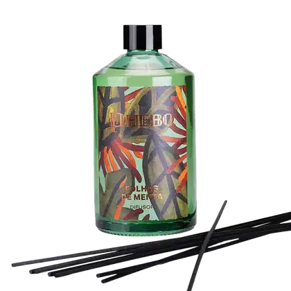 Frasco de vidro verde com rótulo colorido e texto "Phebo Folhas de Menta" em destaque, contendo um item de perfumaria com fragrância de menta.