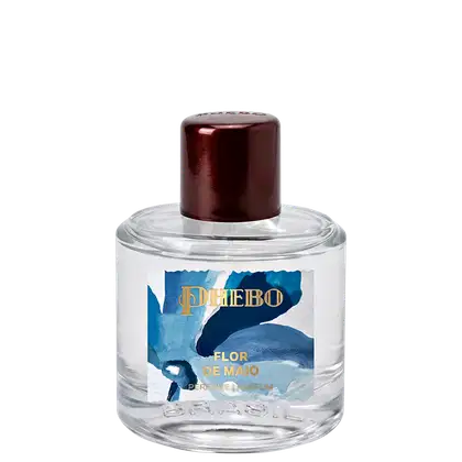 Frasco de perfume Phebo Flor de Maio, com tampa vermelha e rótulo com ilustração de paisagem marítima em tons de azul. Embalagem de vidro transparente com informações do produto.