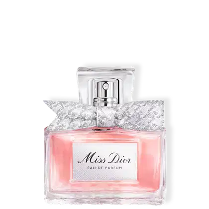 Frasco de perfume Miss Dior em formato retangular com tampa prateada. Embalagem com detalhes em renda branca e rosa claro, com texto "Miss Dior Eau de Parfum" em destaque.