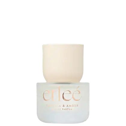 Frasco de perfume Etleé  em tons claros. Rótulo em destaque com o nome da fragrância "Vanilla & Amber" e a marca "Etleé" em letras douradas