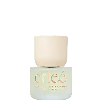 Frasco de perfume Etleé em tons claros, exibindo o nome da marca e o nome do perfume "Caramel & Pistachio" em destaque.